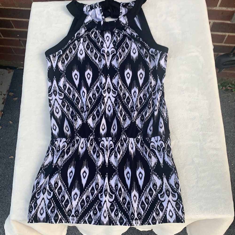 White House black market black/white tunic sz S